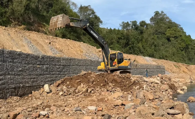 Muros de gabião reforçam segurança e drenagem em Relvado