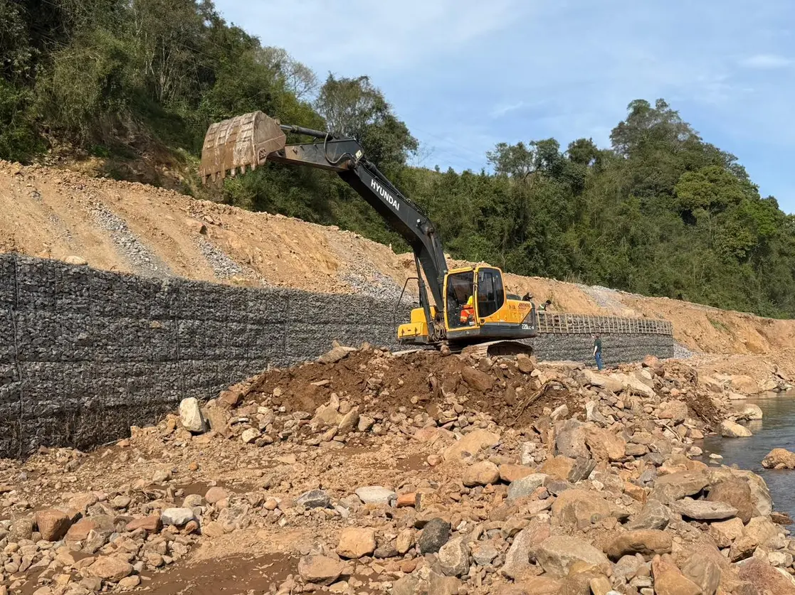 Muros de gabião reforçam segurança e drenagem em Relvado