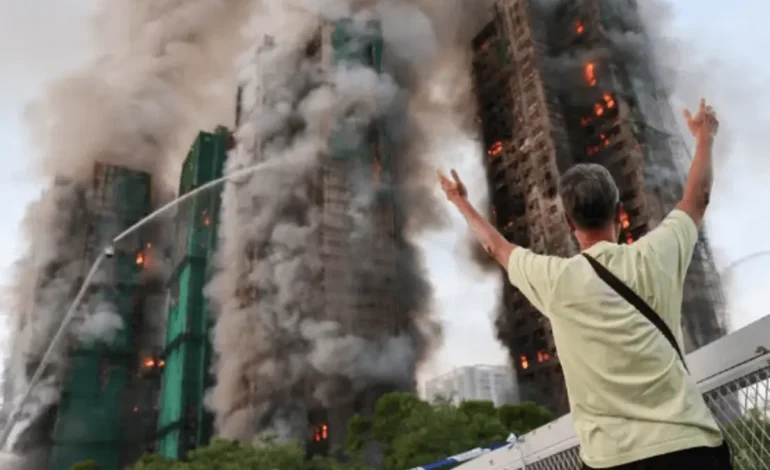 Incêndio devastador em Hong Kong deixa 128 mortos e dezenas desaparecidos