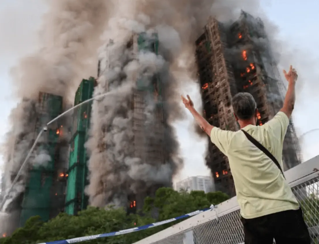 Incêndio devastador em Hong Kong deixa 128 mortos e dezenas desaparecidos