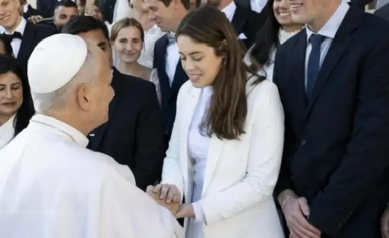 Casal de Encantado recebe bênção do Papa Leão XIV no Vaticano