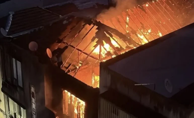 Incêndio atinge prédio residencial no Centro Histórico de Porto Alegre