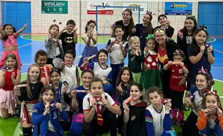 Espetáculo natalino de patinação artística agita Encantado