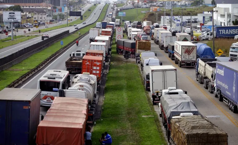 Caminhoneiros articulam paralisação nacional com adesão incerta