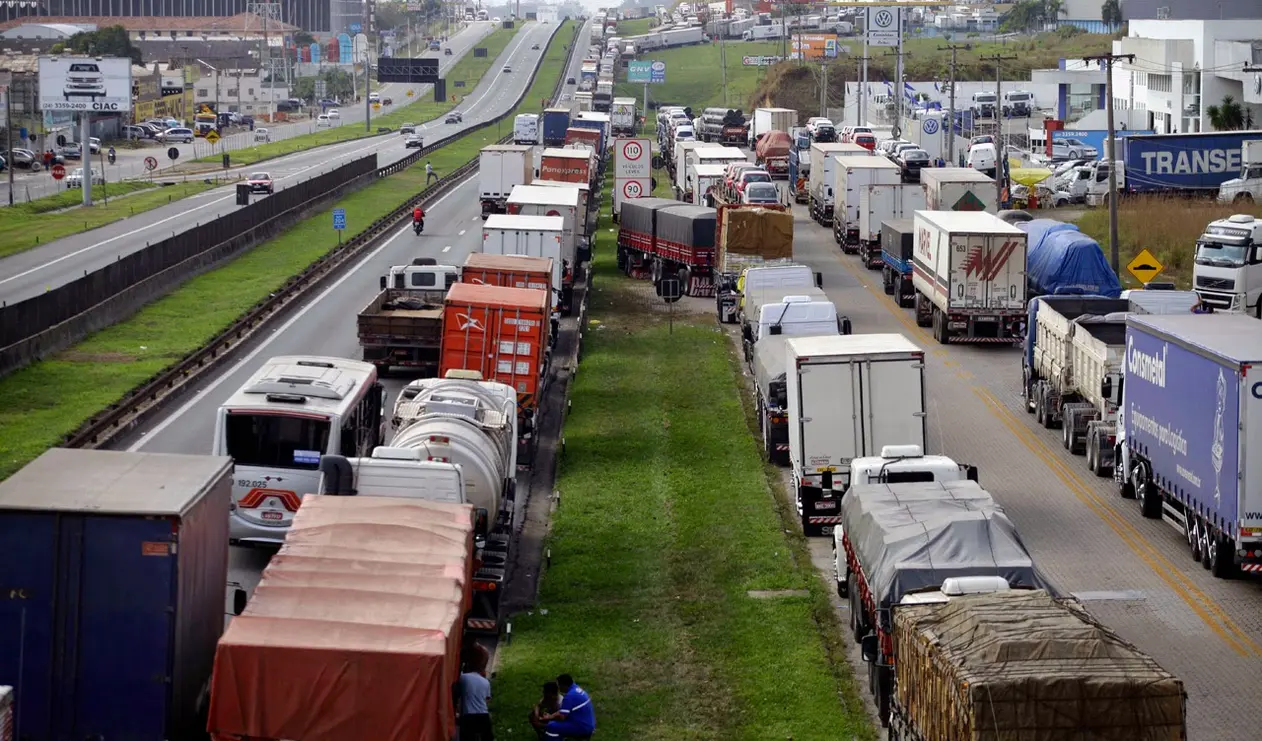 Caminhoneiros articulam paralisação nacional com adesão incerta