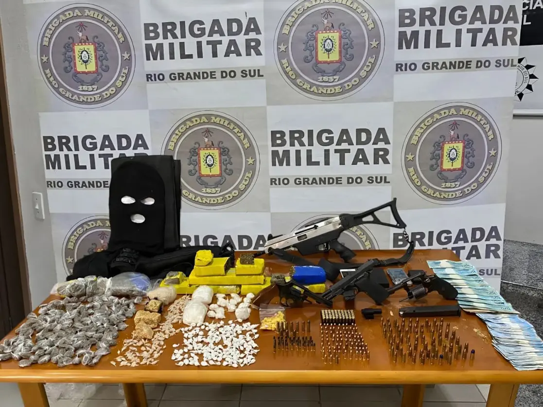Brigada Militar apreende arsenal e drogas em Encantado
