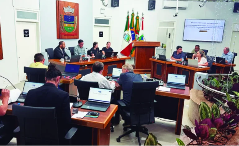 Câmara de Encantado aprova ajuste em cargo de médico veterinário e homenageia entidades