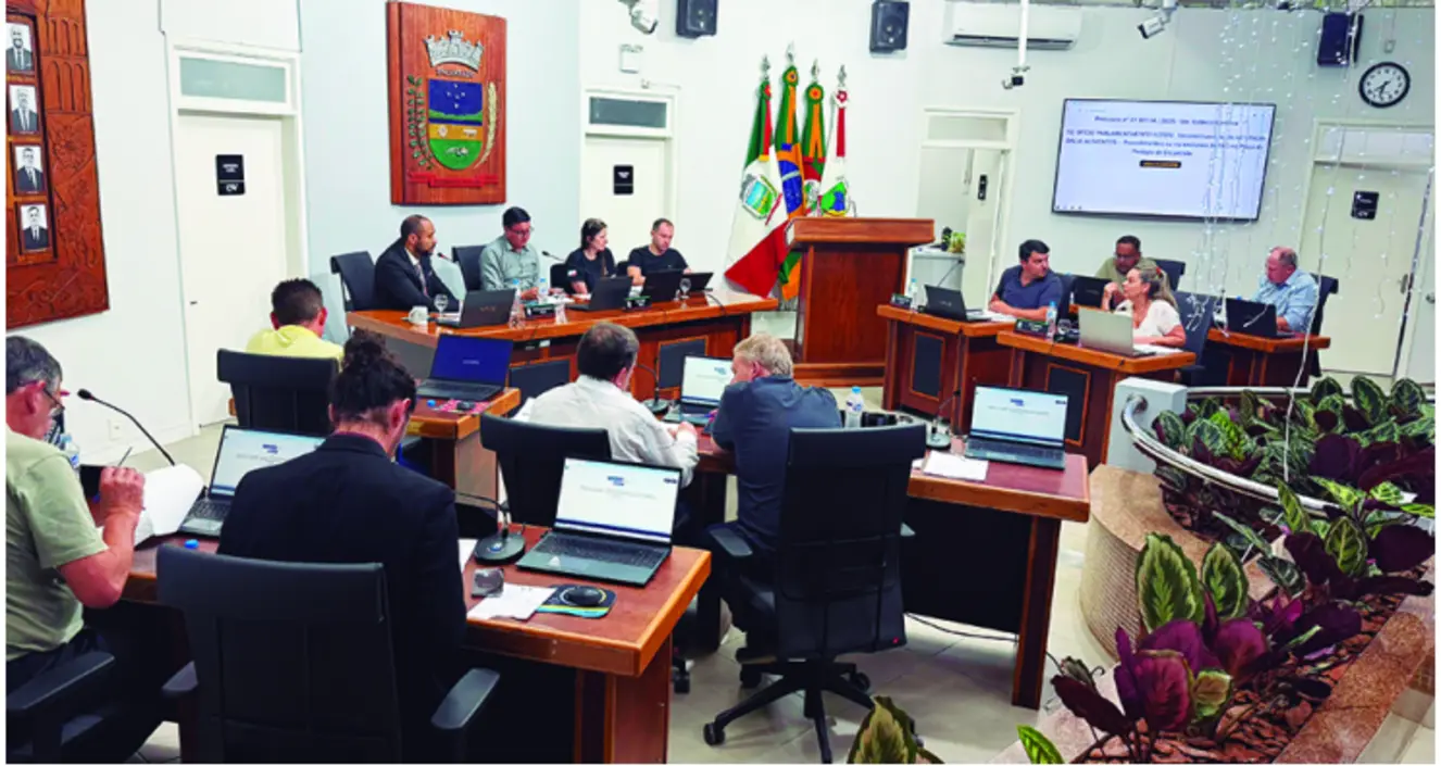 Câmara de Encantado aprova ajuste em cargo de médico veterinário e homenageia entidades