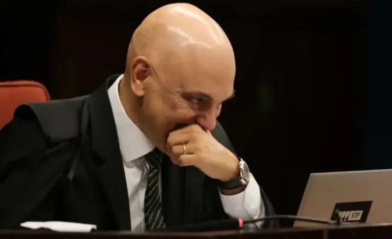 Alexandre de Moraes determina perda de mandato de Carla Zambelli após votação da Câmara