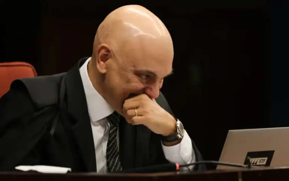 Alexandre de Moraes determina perda de mandato de Carla Zambelli após votação da Câmara