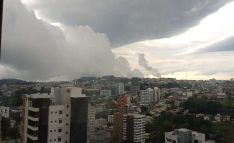 Frente fria causa temporais no Sul; calor persiste em outras regiões do Brasil
