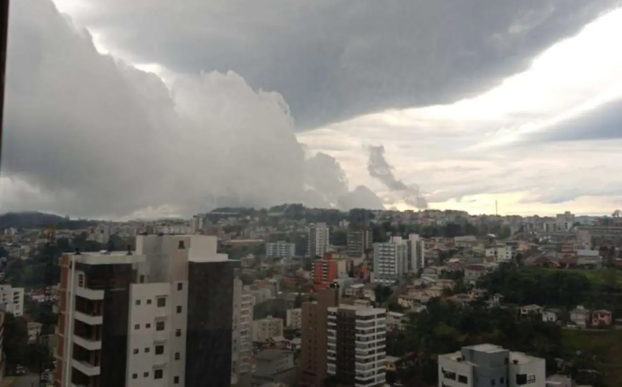 Frente fria causa temporais no Sul; calor persiste em outras regiões do Brasil