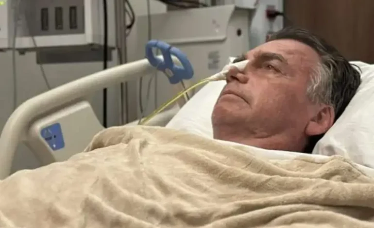 Carlos Bolsonaro critica número de policiais em cirurgia do pai