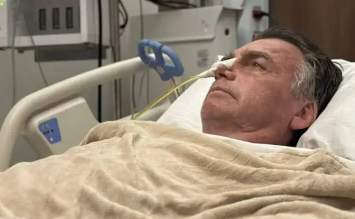 Carlos Bolsonaro critica número de policiais em cirurgia do pai