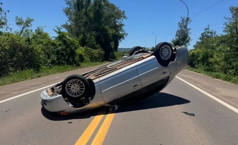 Carro capota após colisão com caminhão na ERS-130 em Arroio do Meio