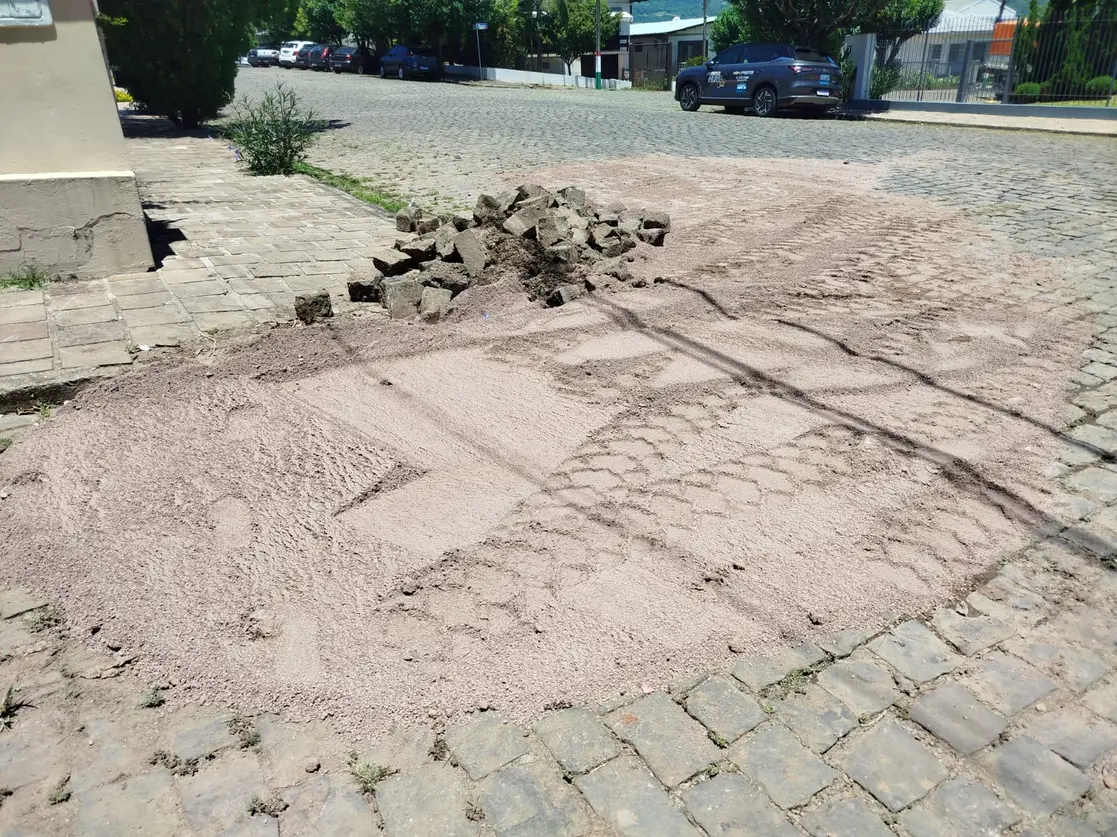 Corsan conserta vazamento na Bortolo Sechi em Encantado