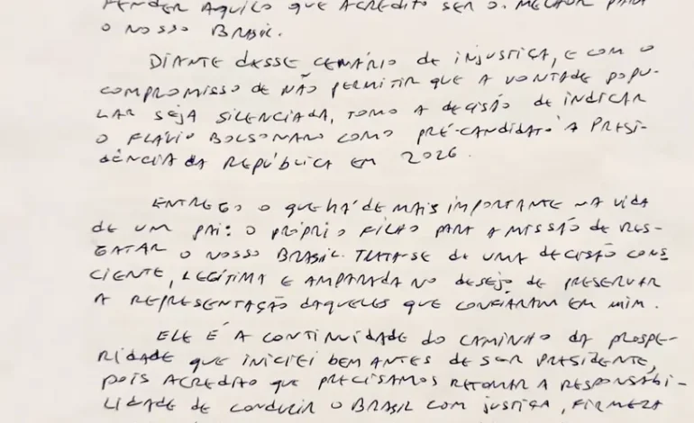 Cirurgia de Bolsonaro é bem-sucedida; ex-presidente envia carta