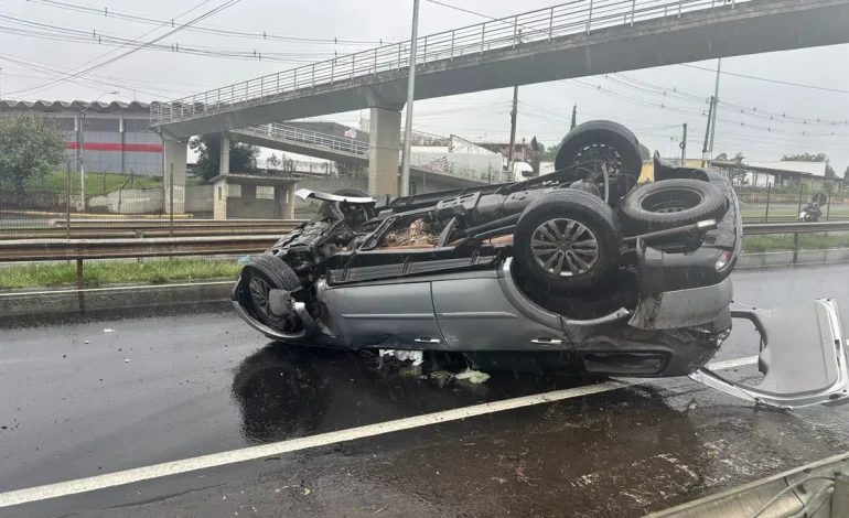 SUV capota em corredeira na BR-386 e deixa família ferida
