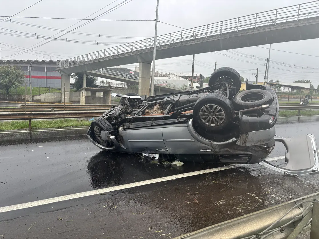 SUV capota em corredeira na BR-386 e deixa família ferida