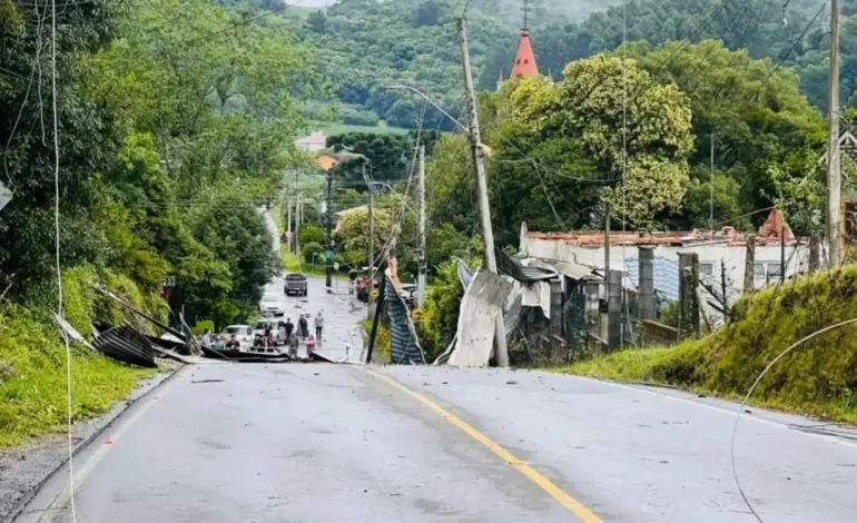 Tornado em Farroupilha causa destruição e mobiliza defesa civil
