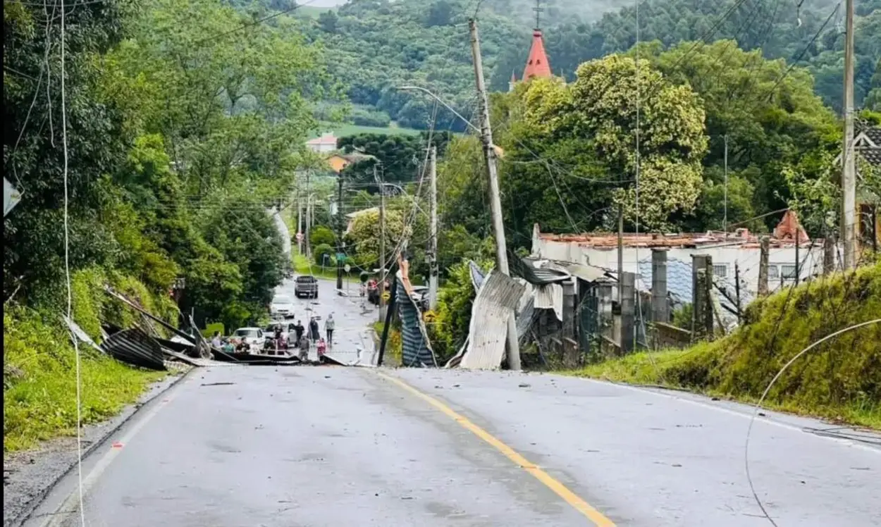 Tornado em Farroupilha causa destruição e mobiliza defesa civil