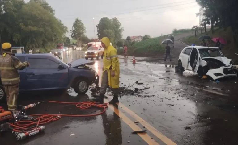 Homem morre em colisão de carros em Dois Lajeados sob chuva