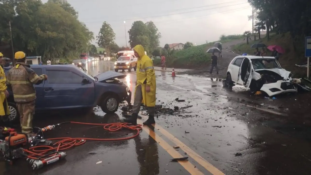 Homem morre em colisão de carros em Dois Lajeados sob chuva