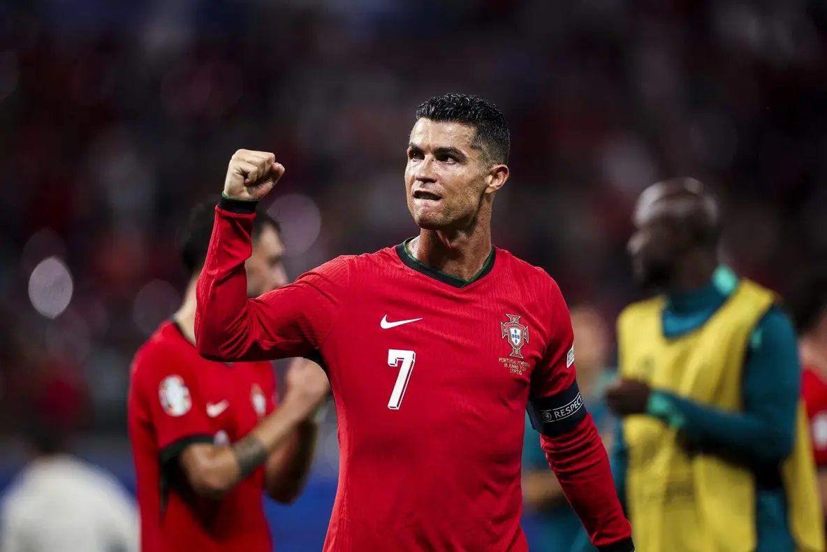 Cristiano Ronaldo mira milésimo gol e se destaca como primeiro bilionário do futebol