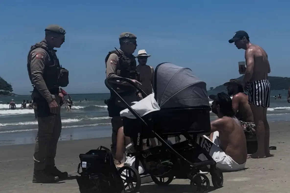Bebê é retirado do sol após sensação de 41°C em praia de SC