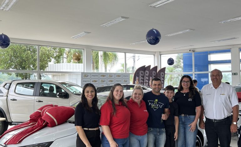 ACI-E entrega automóvel zero quilômetro ao ganhador da campanha Acelera Premiado