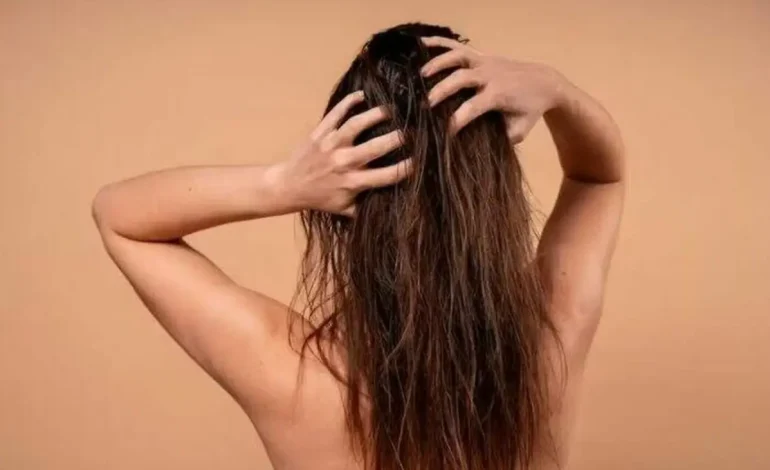 Dormir com cabelo molhado causa resfriado? Entenda o mito e a ciência por trás
