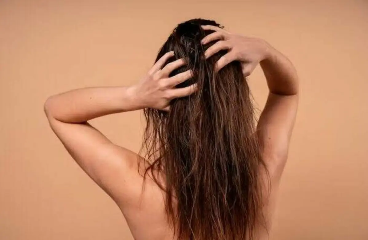 Dormir com cabelo molhado causa resfriado? Entenda o mito e a ciência por trás