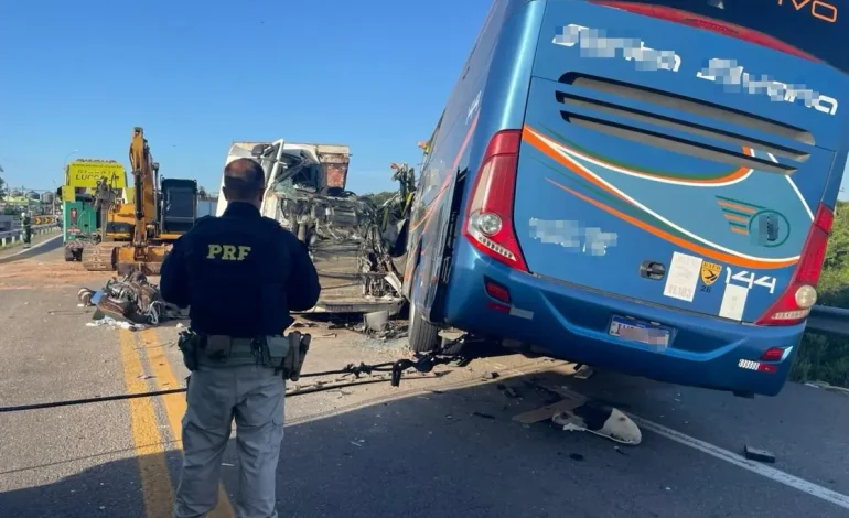 Acidente na BR-116 em Pelotas: 11 vítimas fatais de colisão entre ônibus e carreta são identificadas
