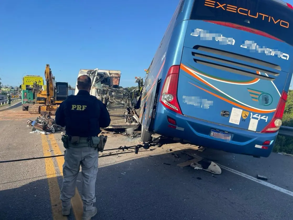 Acidente na BR-116 em Pelotas: 11 vítimas fatais de colisão entre ônibus e carreta são identificadas