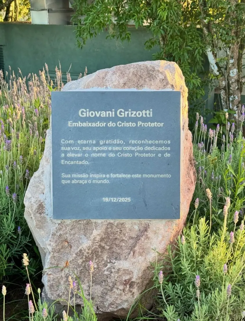 Giovani Grizotti: A Voz que Amplifica a Fé do Cristo Protetor de Encantado