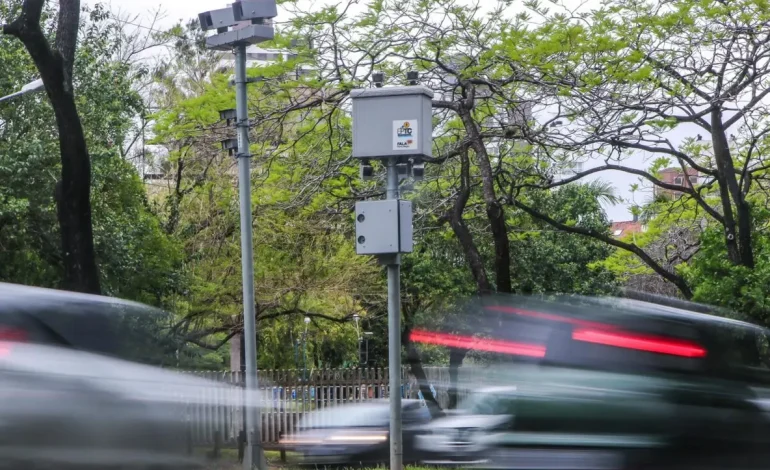 Painéis de velocidade em radares avançam na Câmara