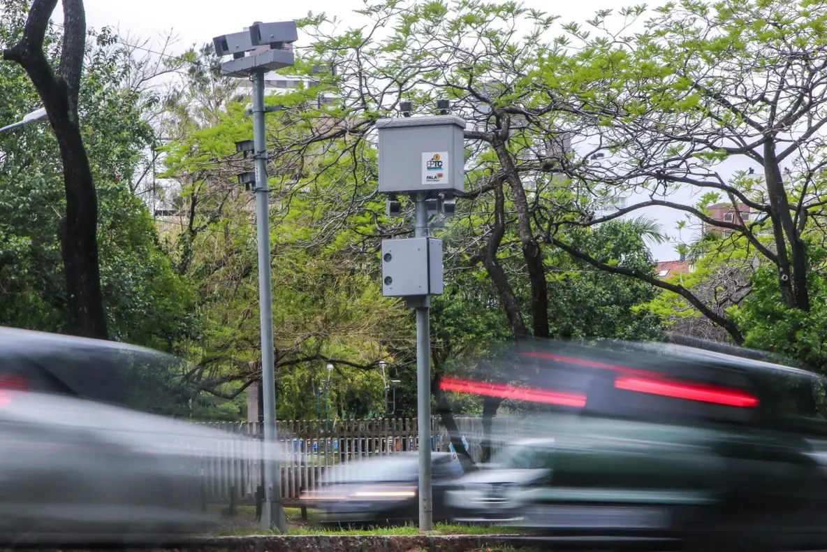 Painéis de velocidade em radares avançam na Câmara