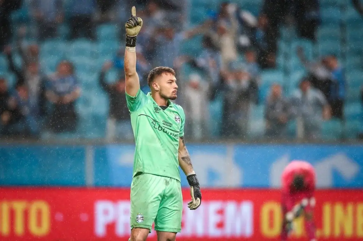Grêmio garante goleiro Gabriel Grando até 2029