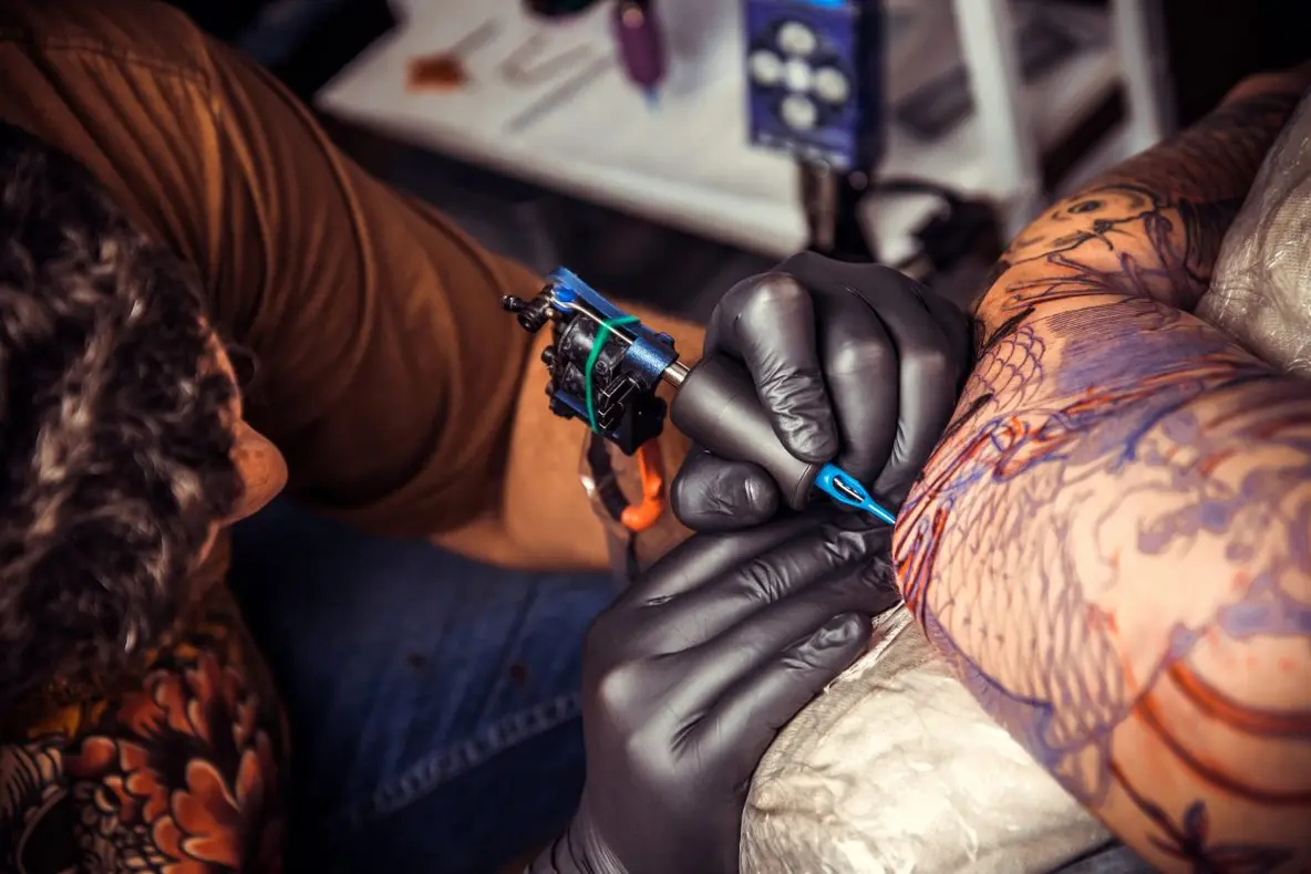 Anvisa proíbe pomada Inkdraw Aftercare para cicatrização de tatuagens em todo o Brasil