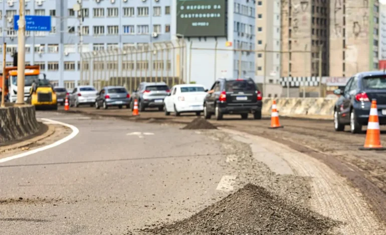 Rampas de acesso à Avenida Mauá em Porto Alegre recebem obras de asfalto