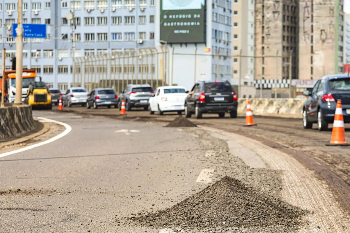 Rampas de acesso à Avenida Mauá em Porto Alegre recebem obras de asfalto