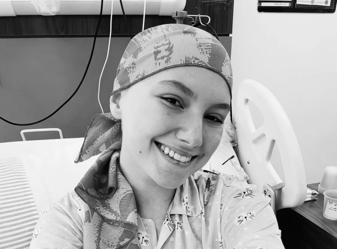 Influenciadora Isabel Veloso morre aos 19 anos após luta contra o câncer