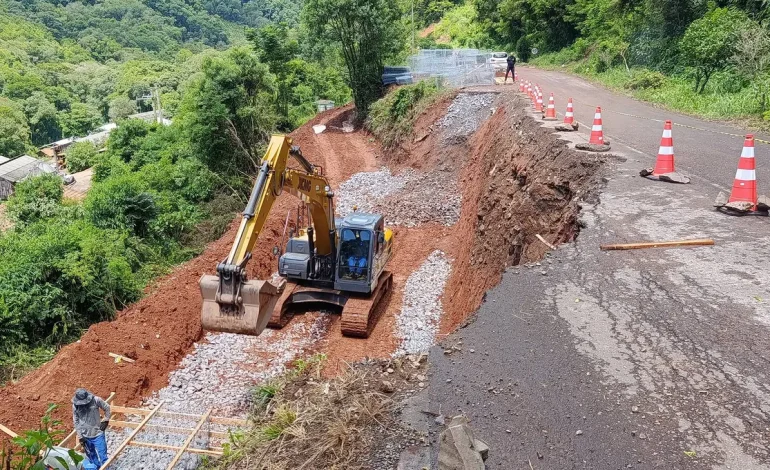 Estrada da Gruta em Doutor Ricardo passa por restauração após enchentes; trânsito com restrição
