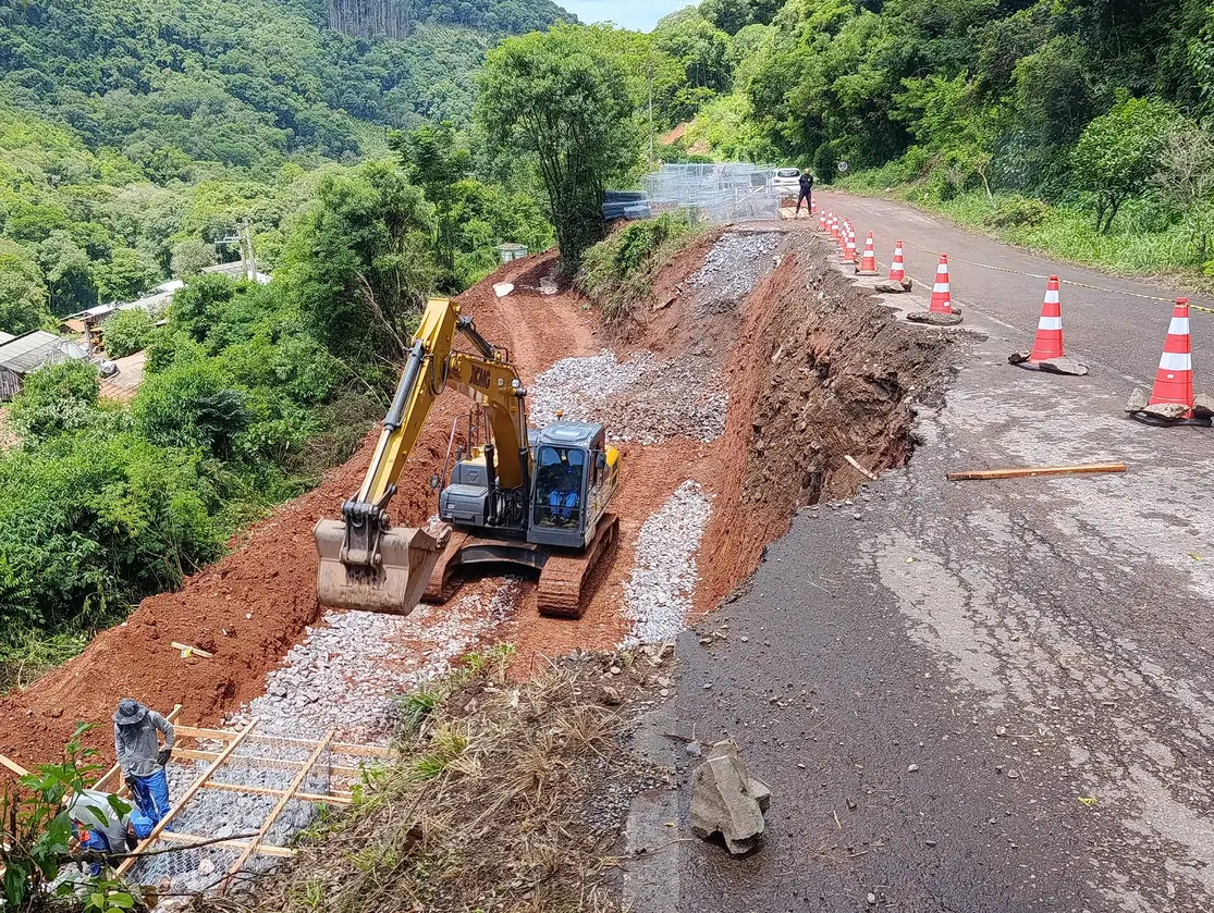 Estrada da Gruta em Doutor Ricardo passa por restauração após enchentes; trânsito com restrição