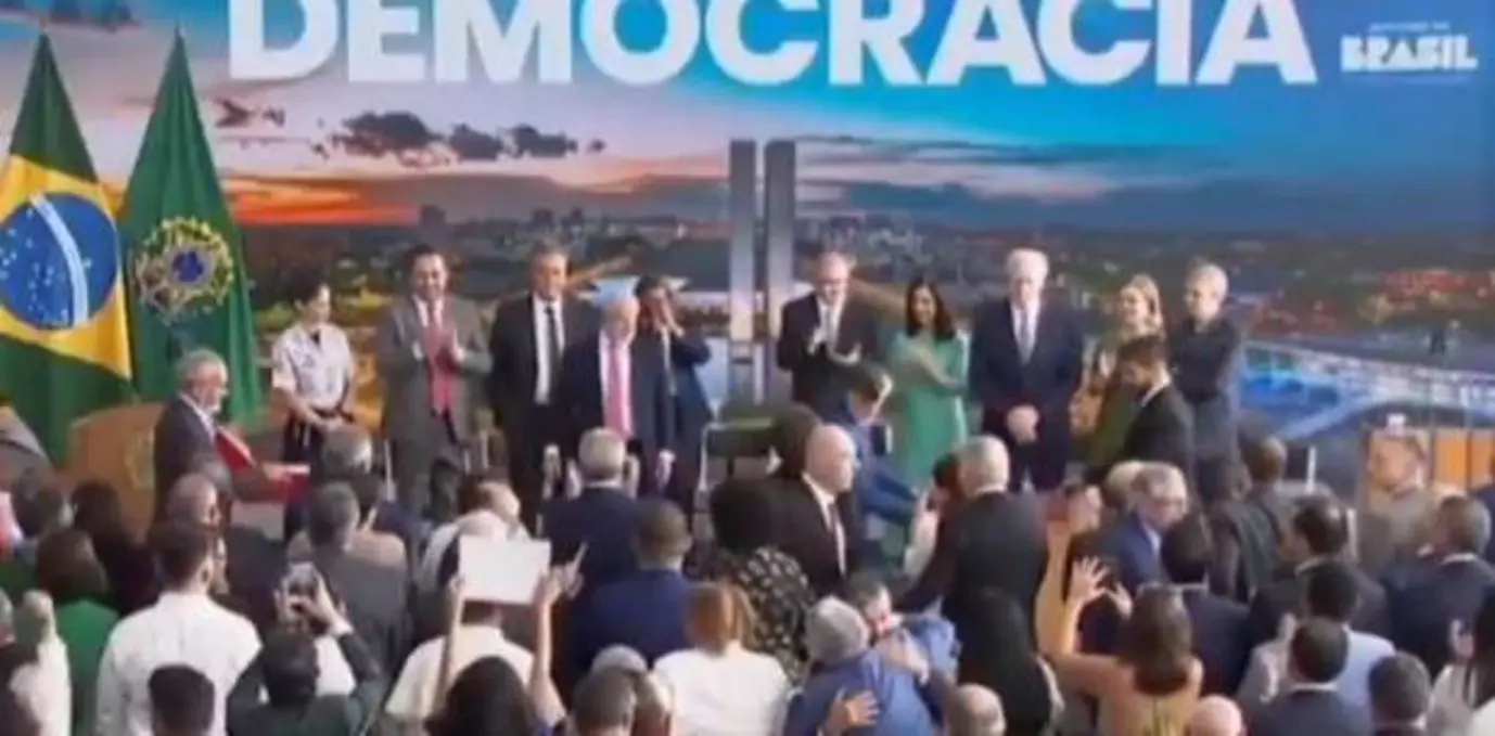 Veto de Lula é erro político que fortalece oposição, aponta análise