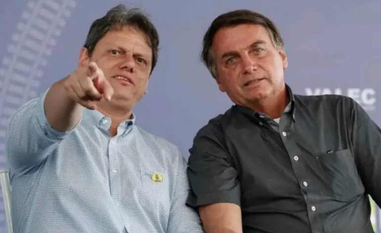 Tarcísio de Freitas visita Bolsonaro em ensaio de reaproximação política