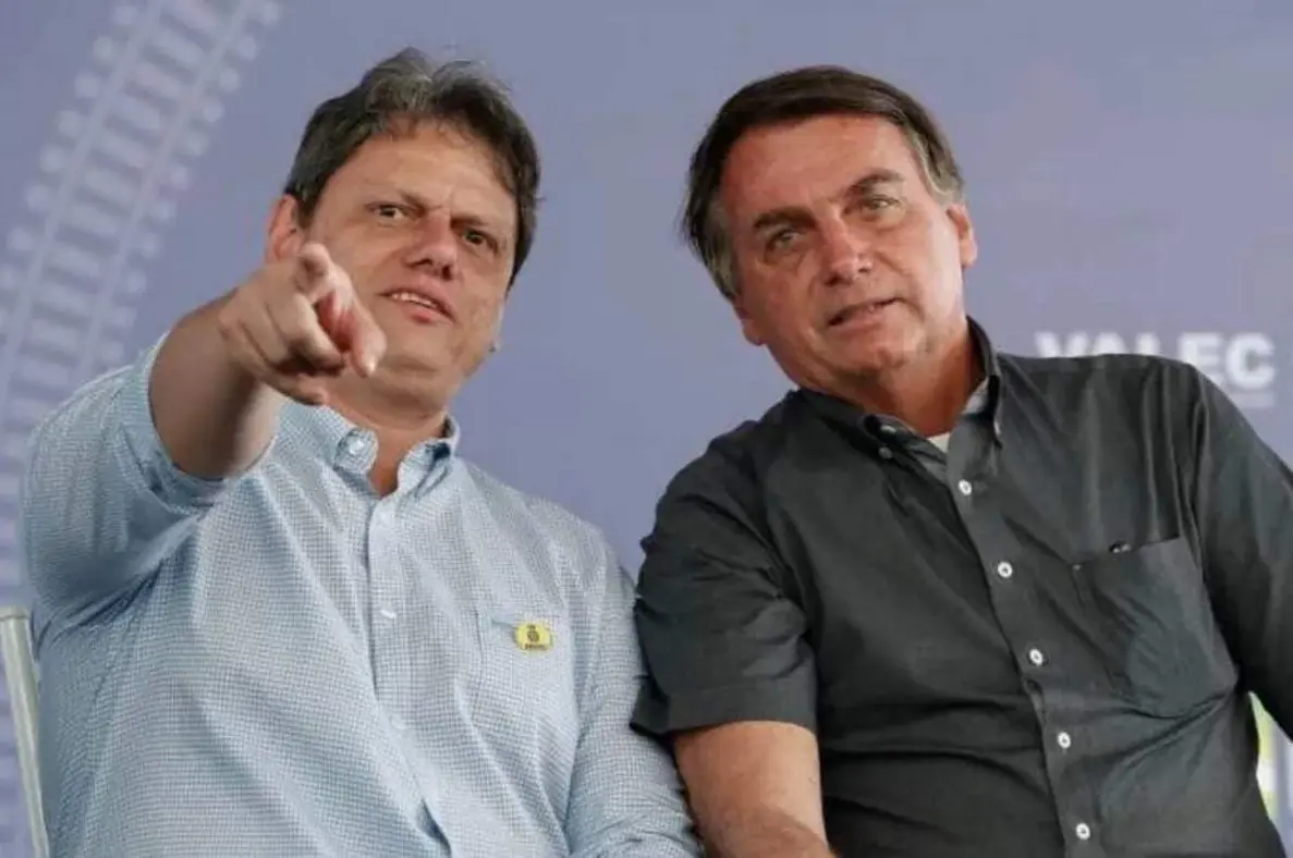 Tarcísio de Freitas visita Bolsonaro em ensaio de reaproximação política