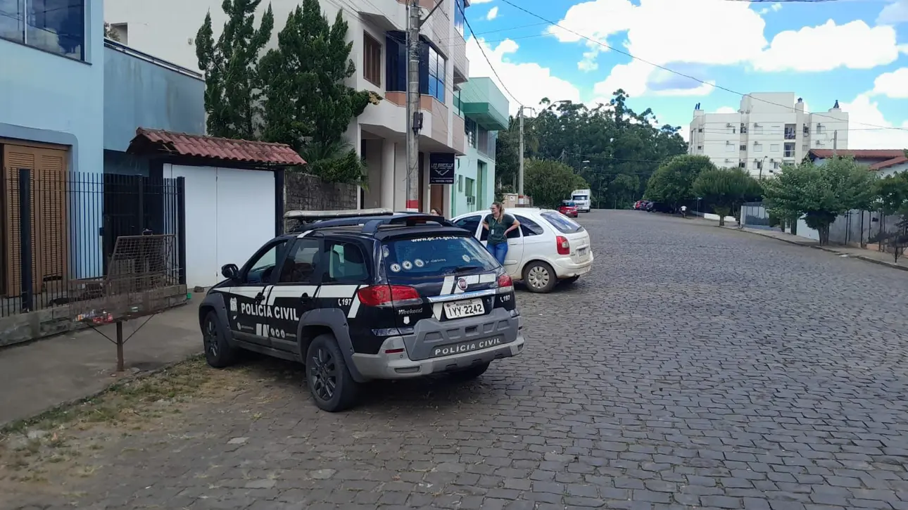 Mulher é presa em flagrante por maus-tratos a cães em Encantado