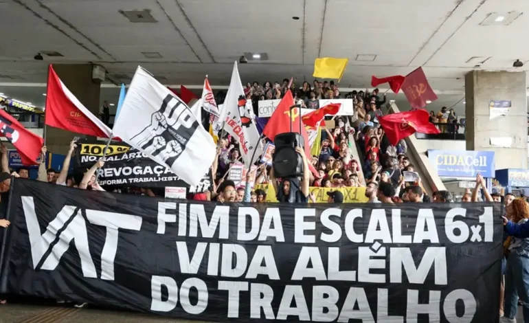 Proposta de Emenda à Constituição (PEC) que visa extinguir a escala 6×1 e estabelecer jornada de 36 horas semanais em quatro dias avança na Câmara.