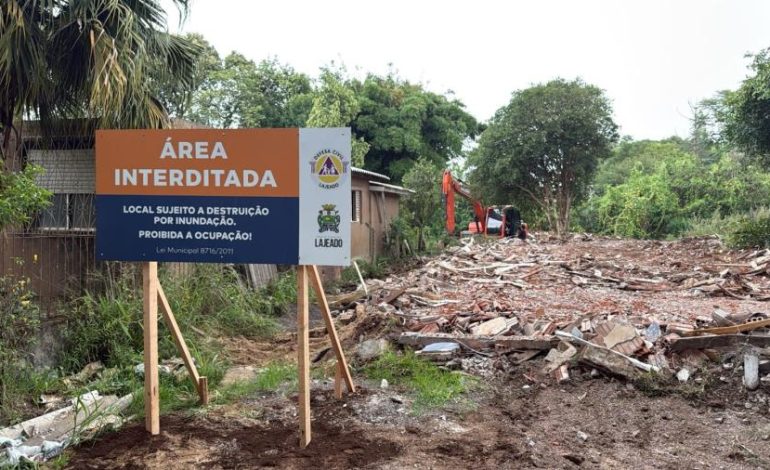 Prefeitura de Lajeado inicia demolição de casas em áreas de arraste após enchentes